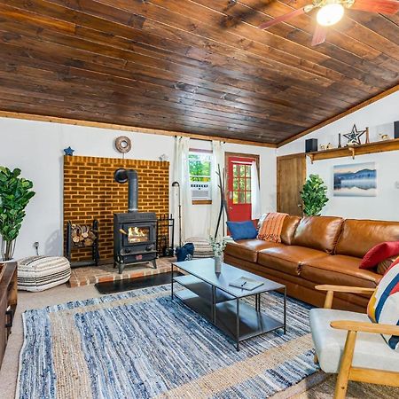 Secluded W Hot Tub, Fire Pit, Deck & Updated Wifi Great Cacapon Eksteriør bilde
