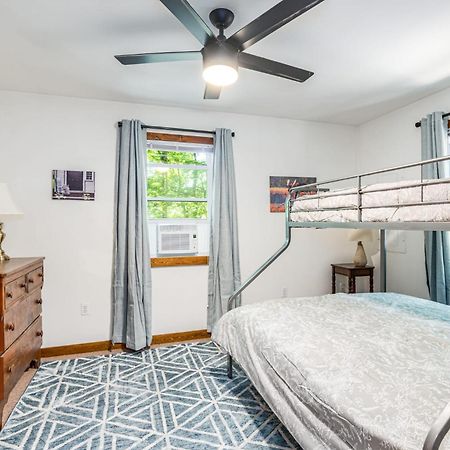 Secluded W Hot Tub, Fire Pit, Deck & Updated Wifi Great Cacapon Eksteriør bilde
