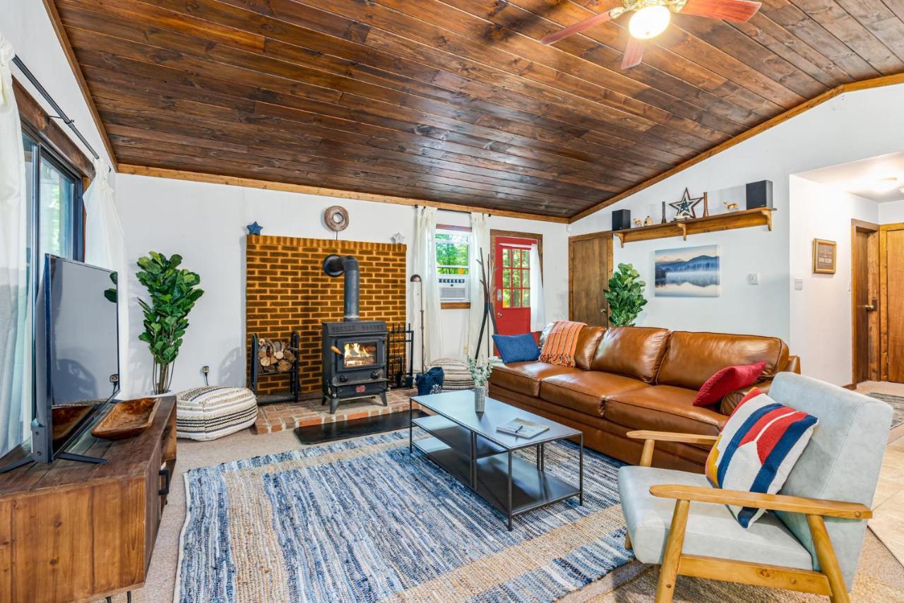 Secluded W Hot Tub, Fire Pit, Deck & Updated Wifi Great Cacapon Eksteriør bilde
