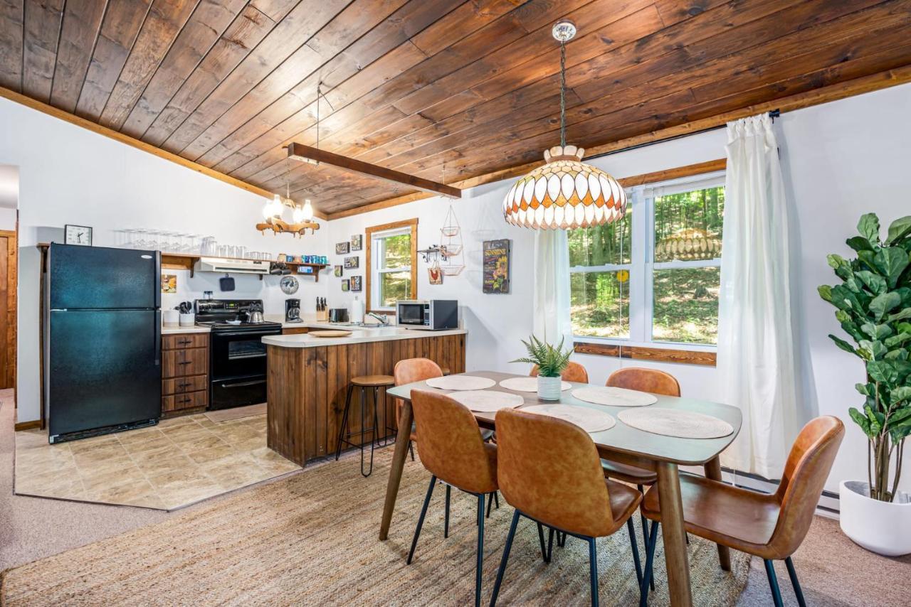 Secluded W Hot Tub, Fire Pit, Deck & Updated Wifi Great Cacapon Eksteriør bilde