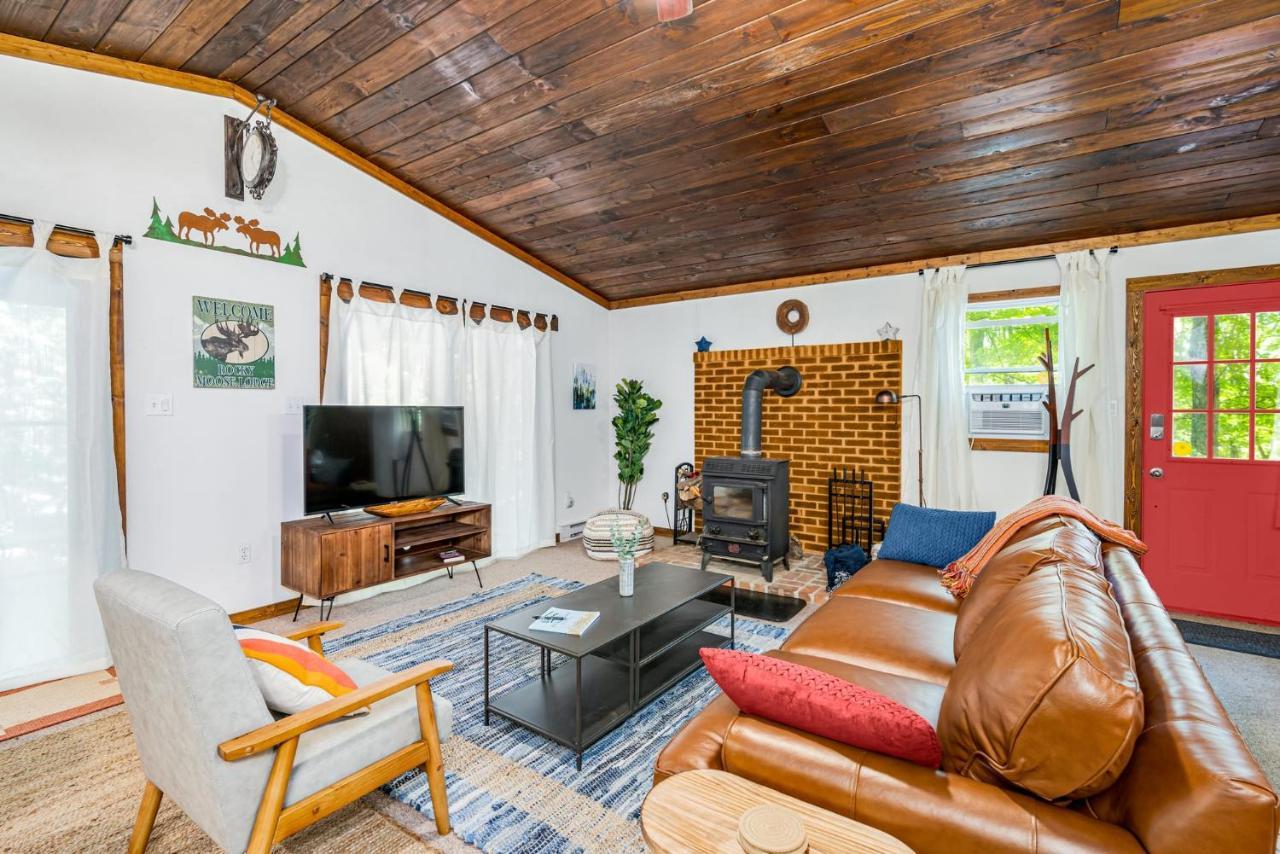 Secluded W Hot Tub, Fire Pit, Deck & Updated Wifi Great Cacapon Eksteriør bilde