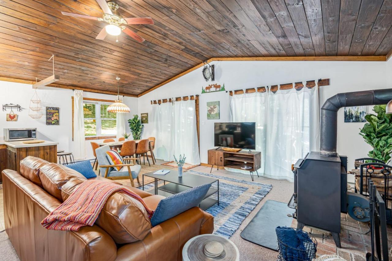 Secluded W Hot Tub, Fire Pit, Deck & Updated Wifi Great Cacapon Eksteriør bilde
