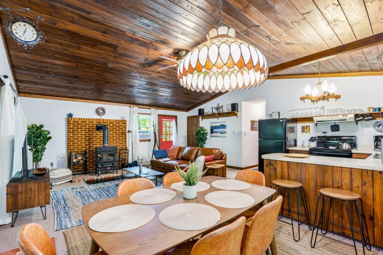 Secluded W Hot Tub, Fire Pit, Deck & Updated Wifi Great Cacapon Eksteriør bilde