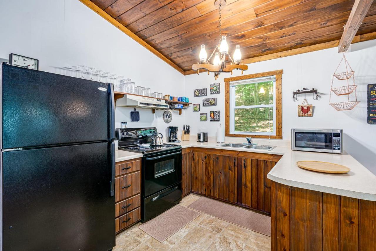Secluded W Hot Tub, Fire Pit, Deck & Updated Wifi Great Cacapon Eksteriør bilde