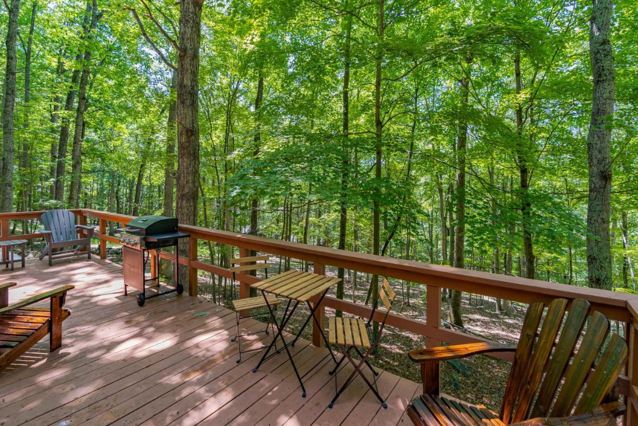 Secluded W Hot Tub, Fire Pit, Deck & Updated Wifi Great Cacapon Eksteriør bilde