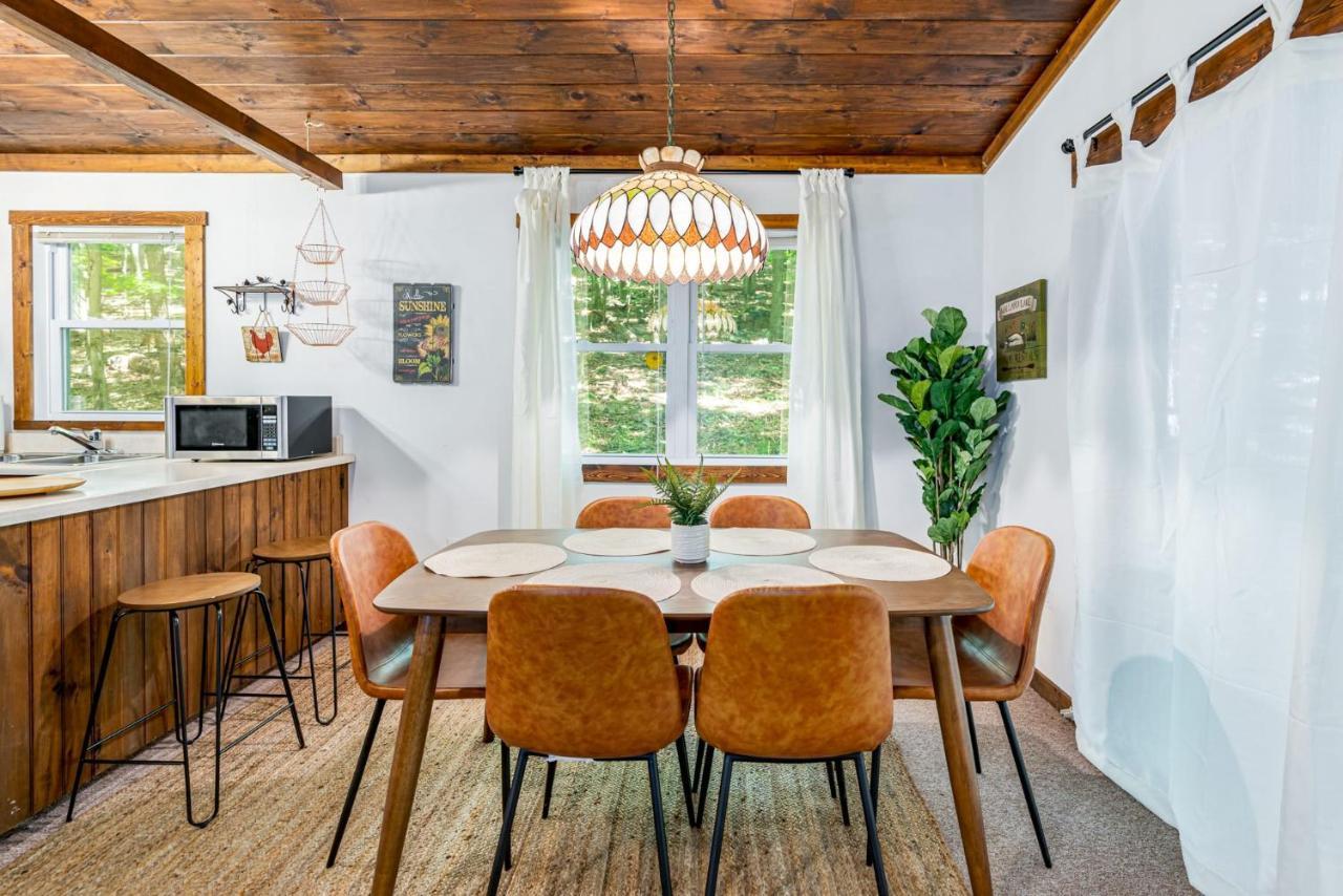 Secluded W Hot Tub, Fire Pit, Deck & Updated Wifi Great Cacapon Eksteriør bilde