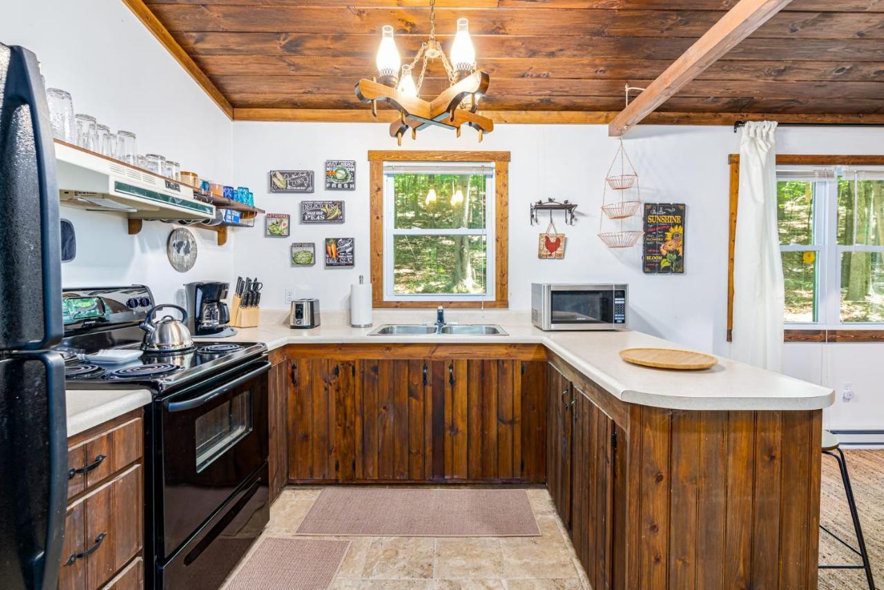 Secluded W Hot Tub, Fire Pit, Deck & Updated Wifi Great Cacapon Eksteriør bilde