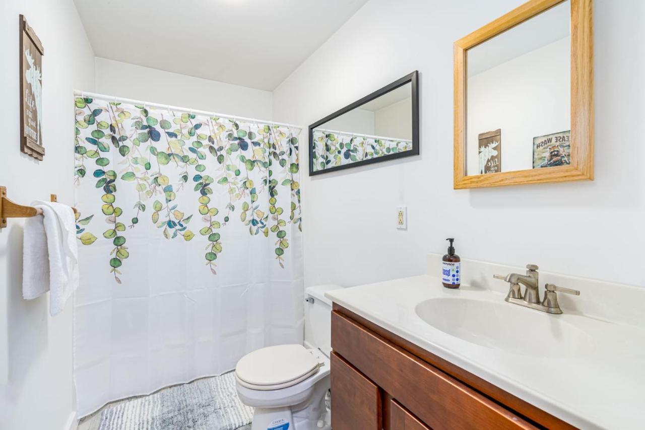 Secluded W Hot Tub, Fire Pit, Deck & Updated Wifi Great Cacapon Eksteriør bilde