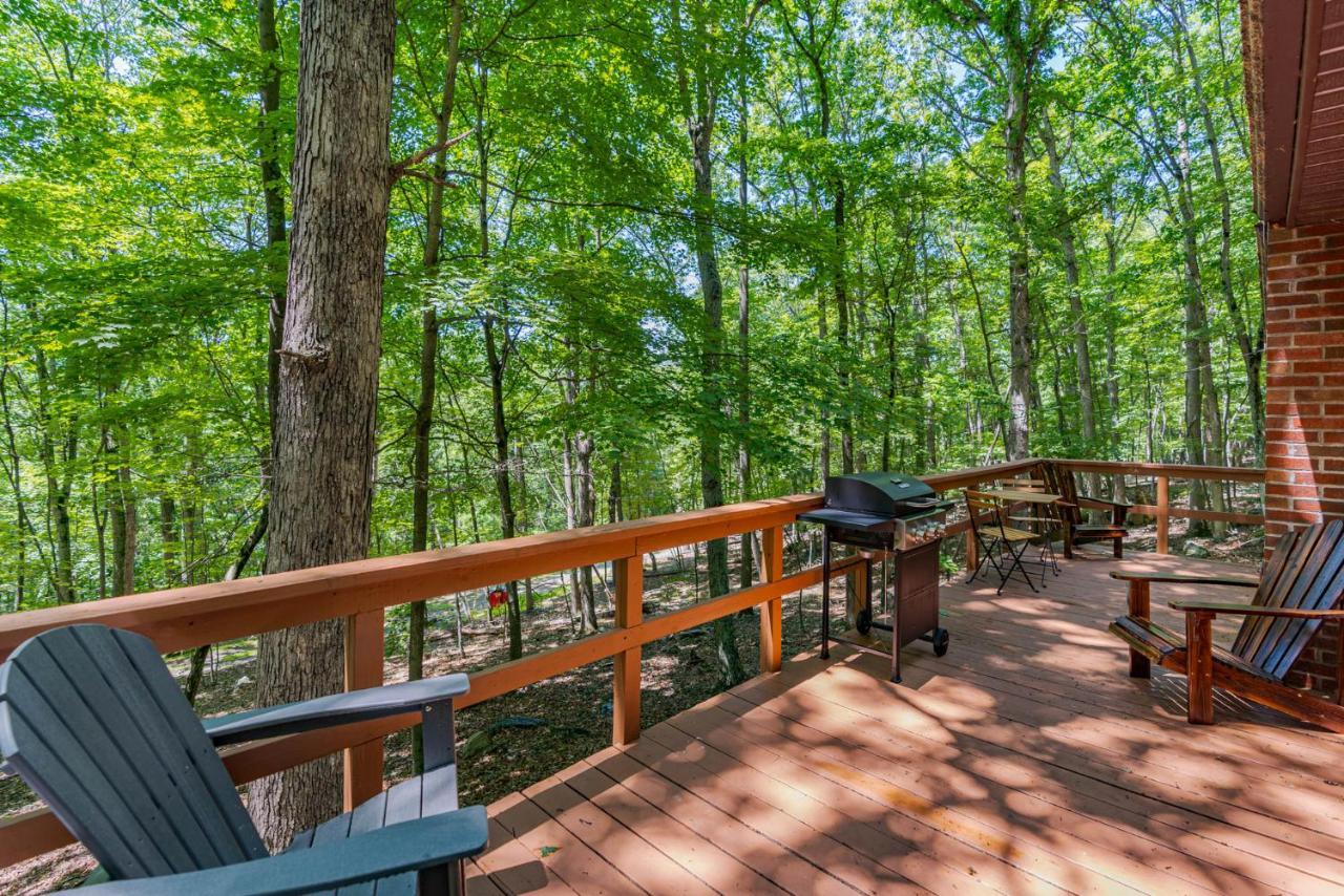 Secluded W Hot Tub, Fire Pit, Deck & Updated Wifi Great Cacapon Eksteriør bilde