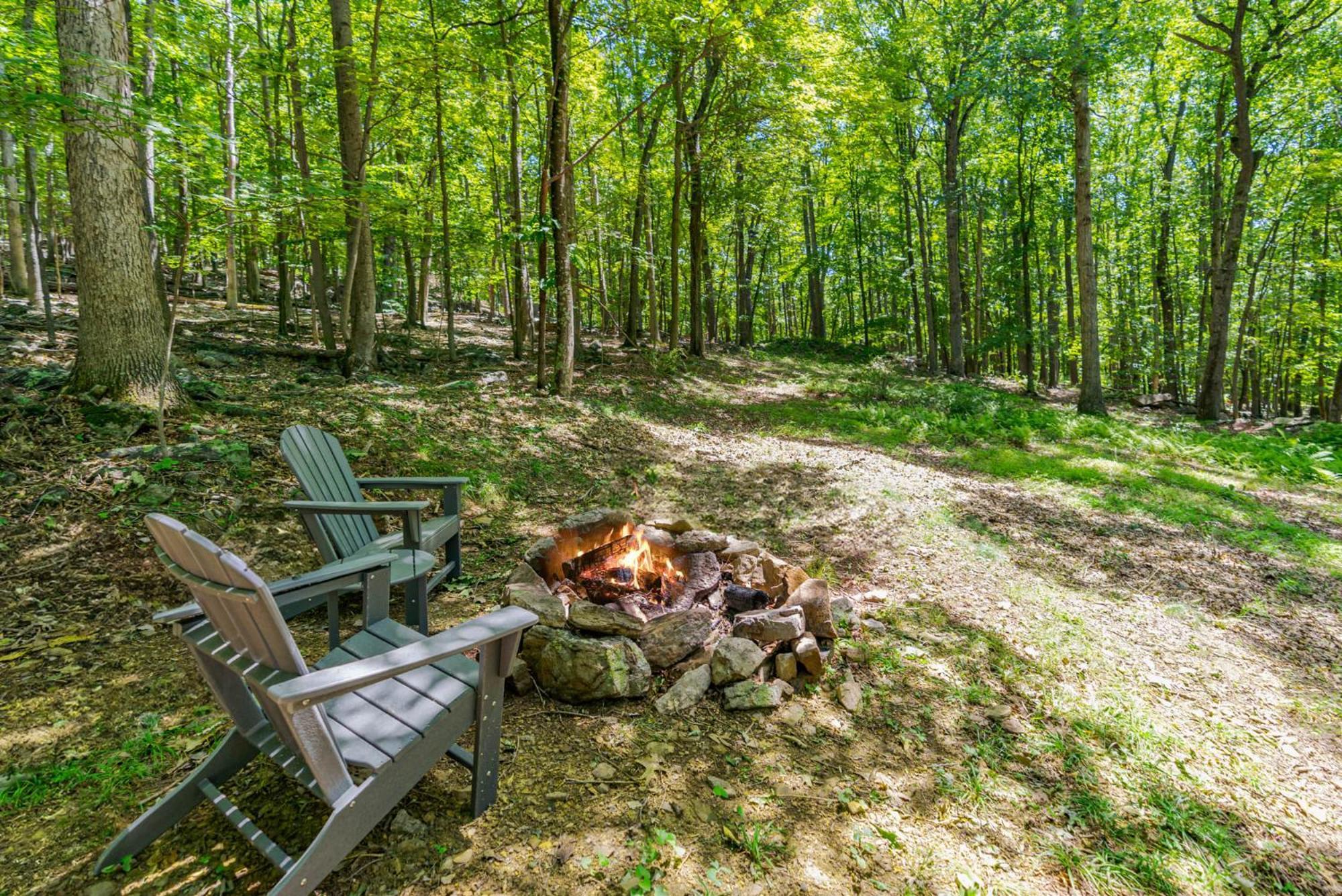 Secluded W Hot Tub, Fire Pit, Deck & Updated Wifi Great Cacapon Eksteriør bilde
