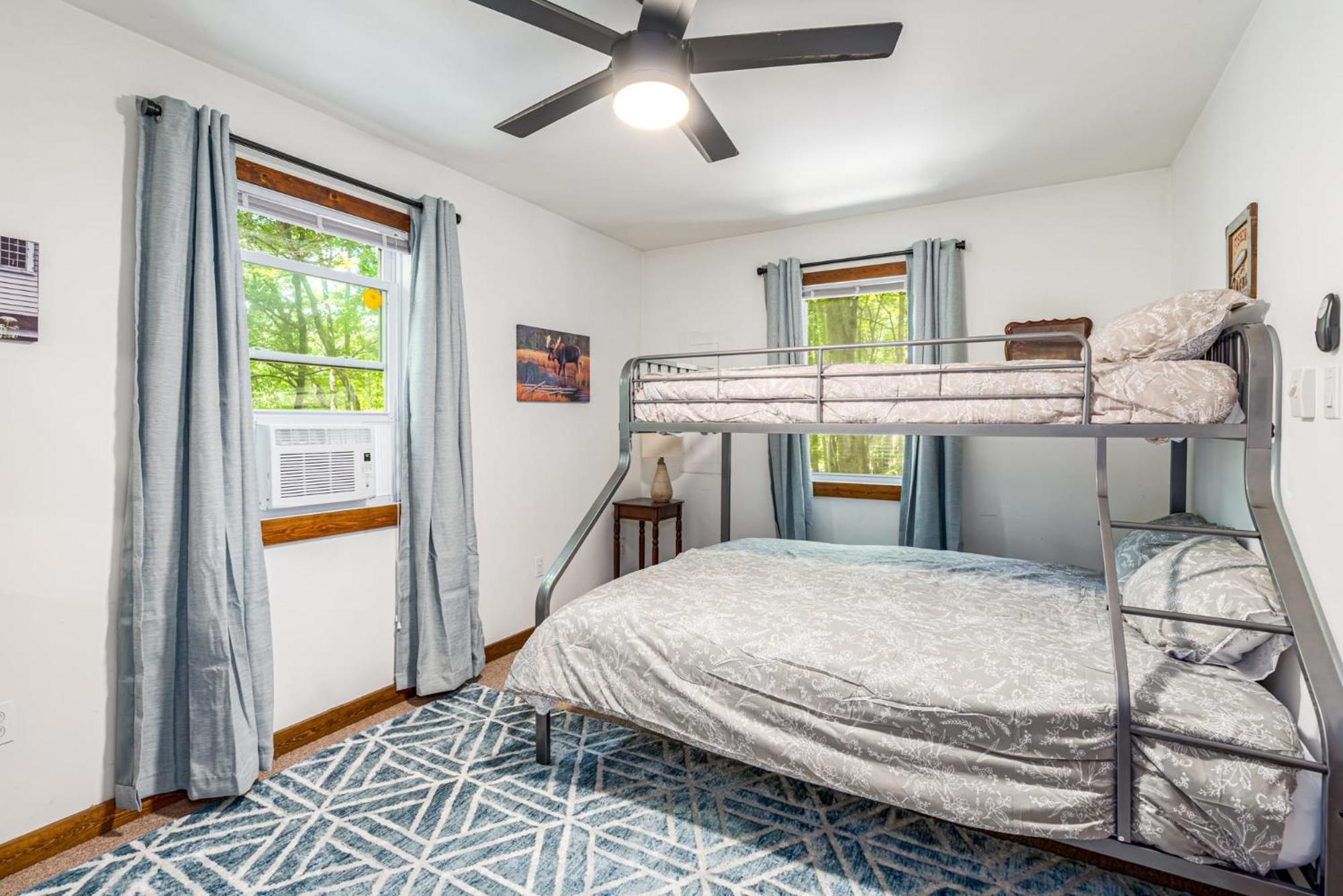 Secluded W Hot Tub, Fire Pit, Deck & Updated Wifi Great Cacapon Eksteriør bilde