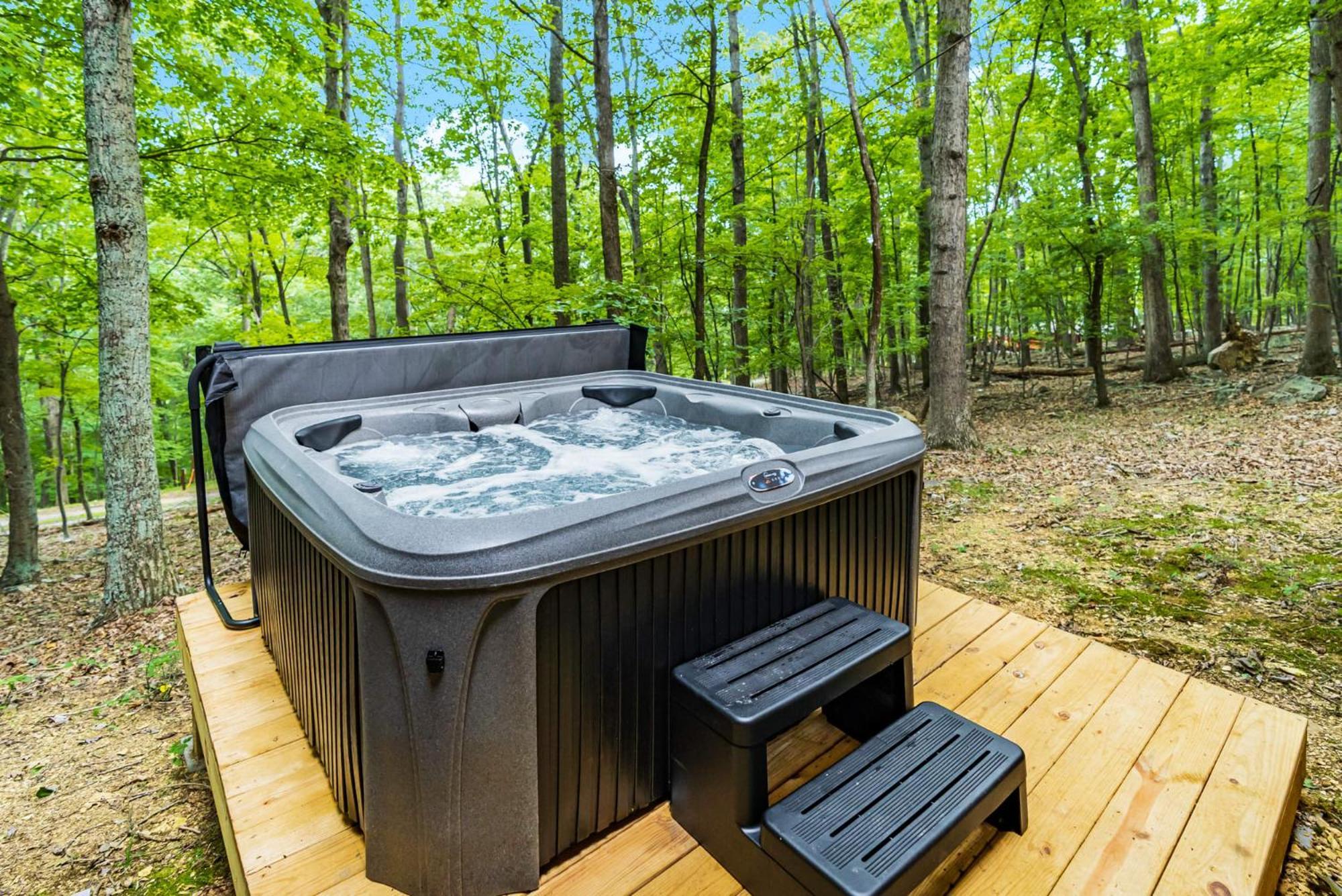Secluded W Hot Tub, Fire Pit, Deck & Updated Wifi Great Cacapon Eksteriør bilde