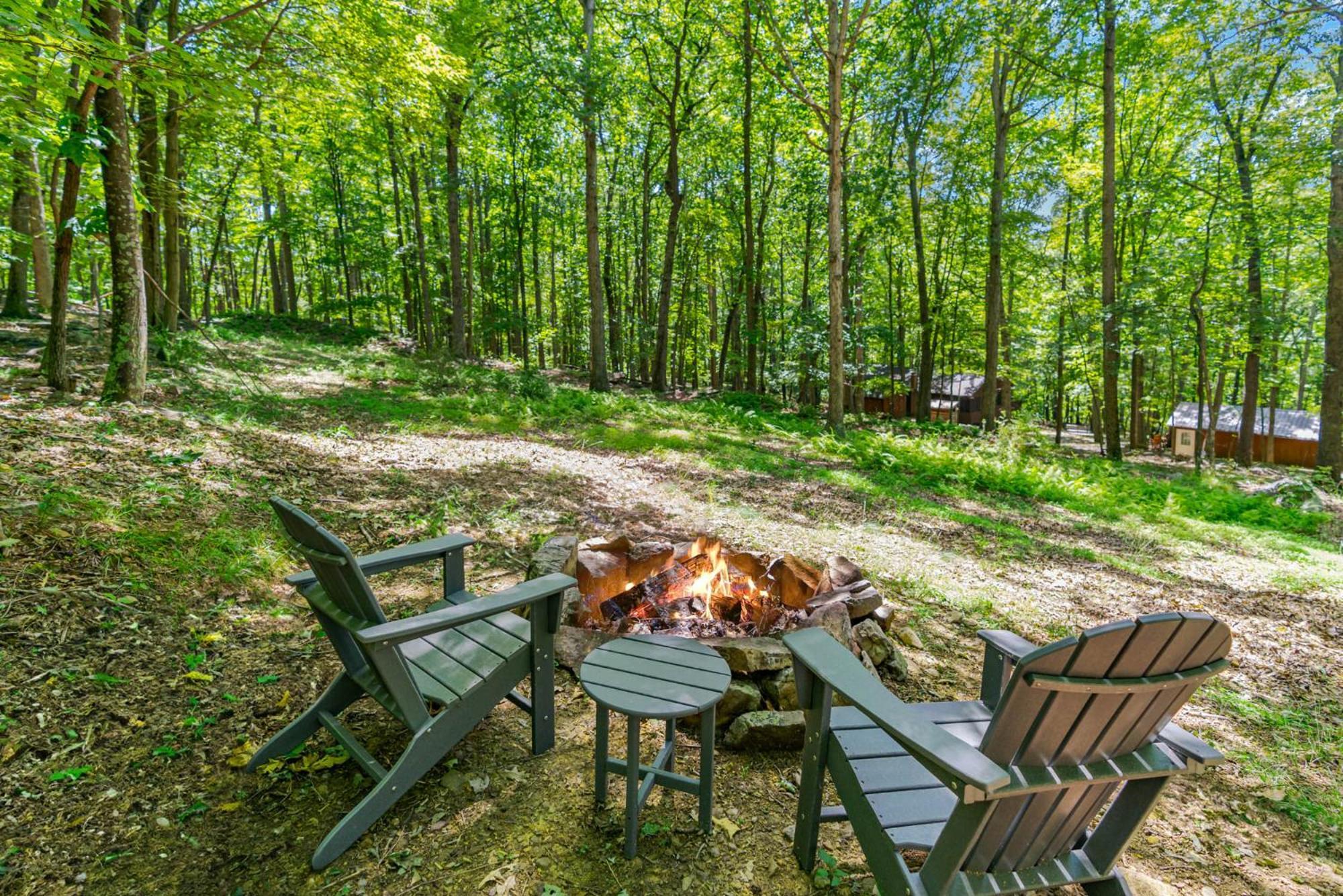 Secluded W Hot Tub, Fire Pit, Deck & Updated Wifi Great Cacapon Eksteriør bilde